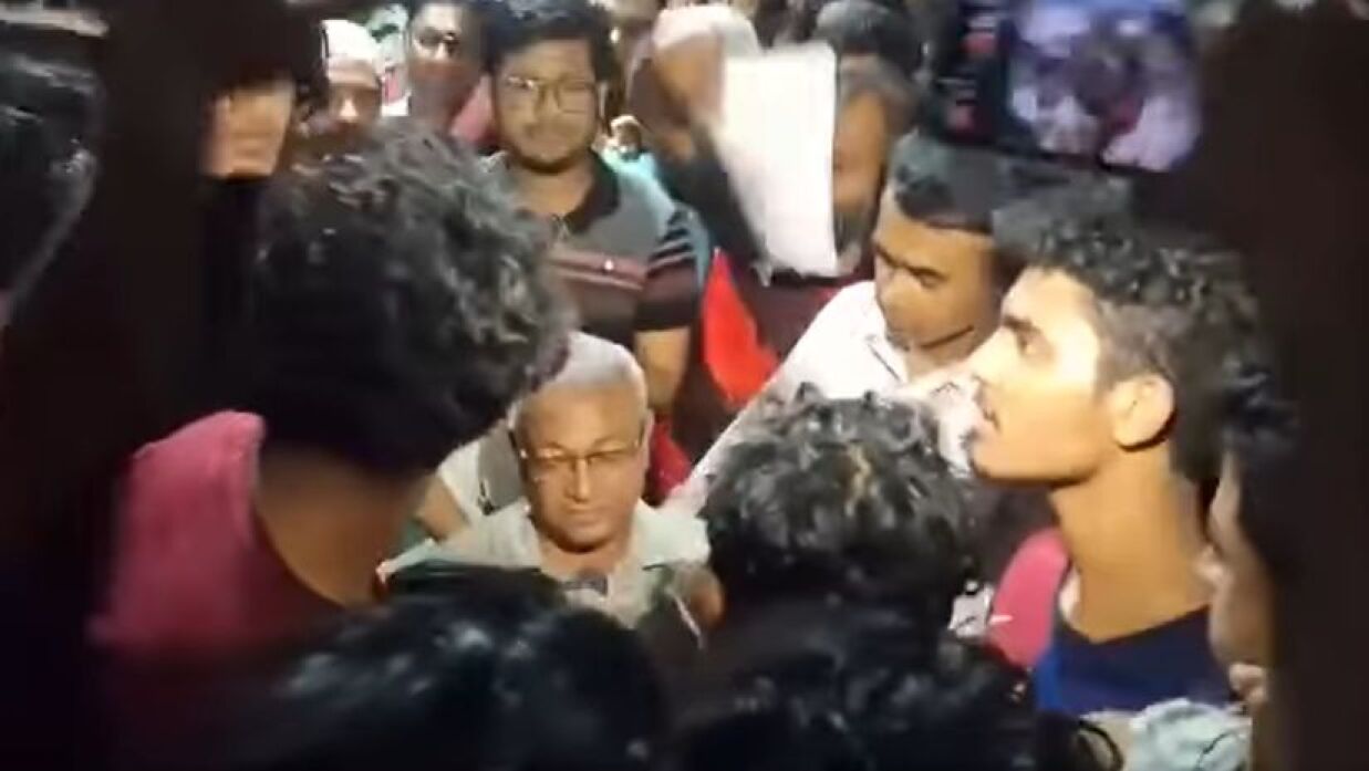 আমার শার্ট ধরে টানাহেঁচড়ার পর মাটিতে ফেলে দেয়া হয়: কুয়েট ভিসি